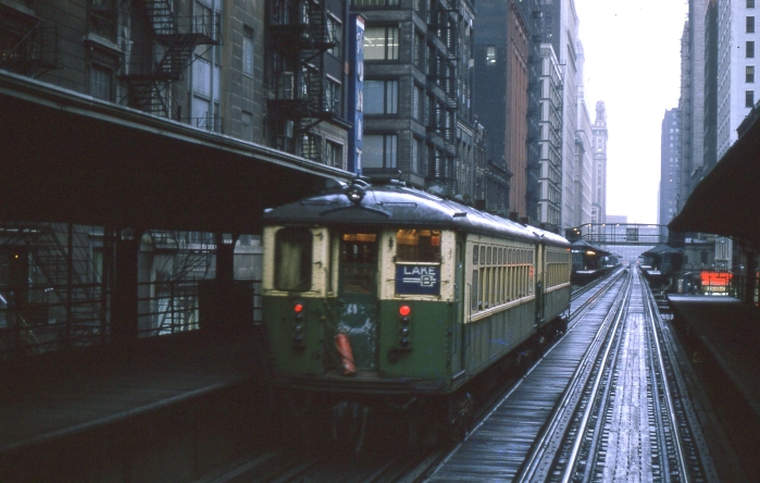 4000s in Lake Street "L" service in April, 1964. (Author's collection)