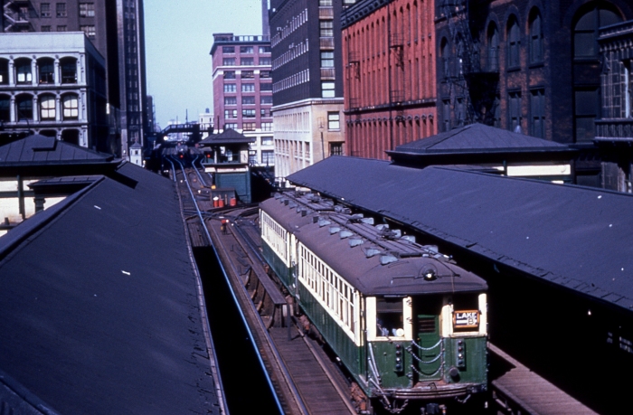 A Lake Street "B" train on the Loop "L". (Author's collection)