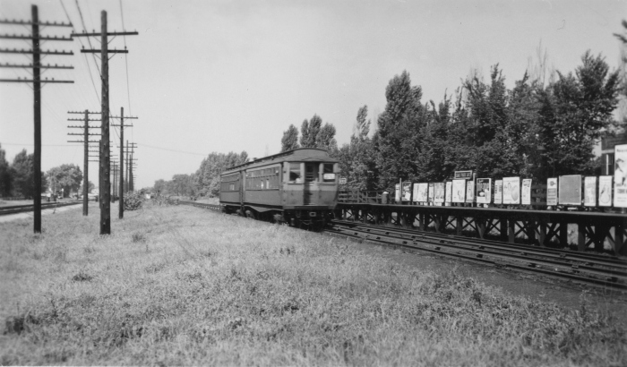 #25 - A two-car Met wood approaching Oak Park Avenue station on Garfield Park before any of the major changes occurred on this stretch. CA&E had a low-level platform at this location for discharging passengers. (Photographer unknown)