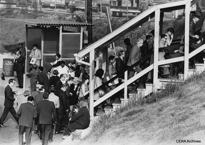 May 18, 1971 - Here is a view of some of the spartan amenities at the "temporary" CTA terminal at Des Plaines avenue that commuters endured from the 1950s to the 1980s. The crowds were swelled by a commuter rail strike. (Photo by Bill De Luga)